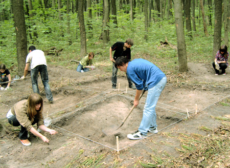 Археологи на раскопках